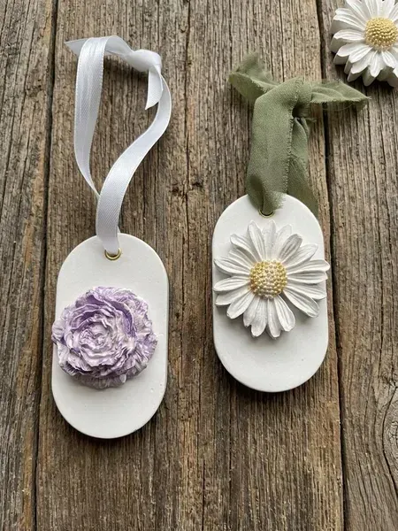 Ambientador de yeso decorado con flores de colores