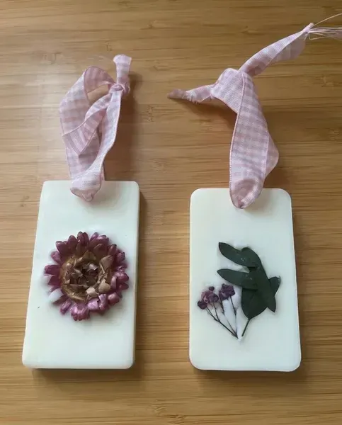 Ambientador de soja con decoración floral distinta