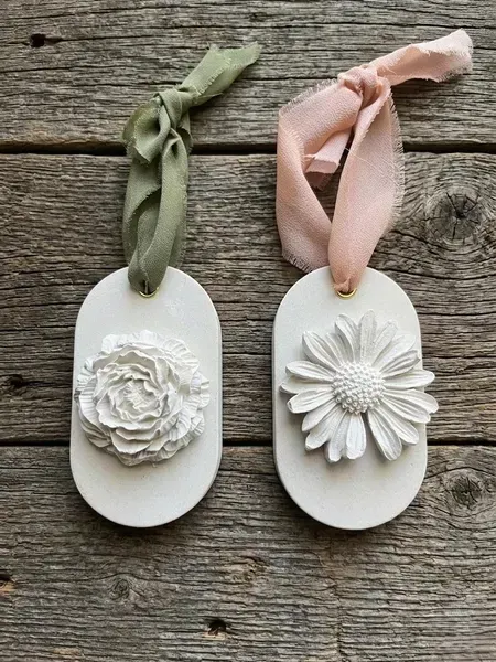 Ambientador de yeso decorado con flor natural seca