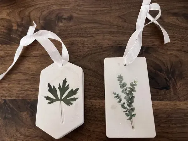 Ambientador de yeso con hoja seca natural