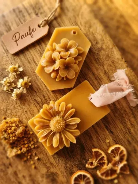 Placas aromáticas de cera de abeja con relieve floral