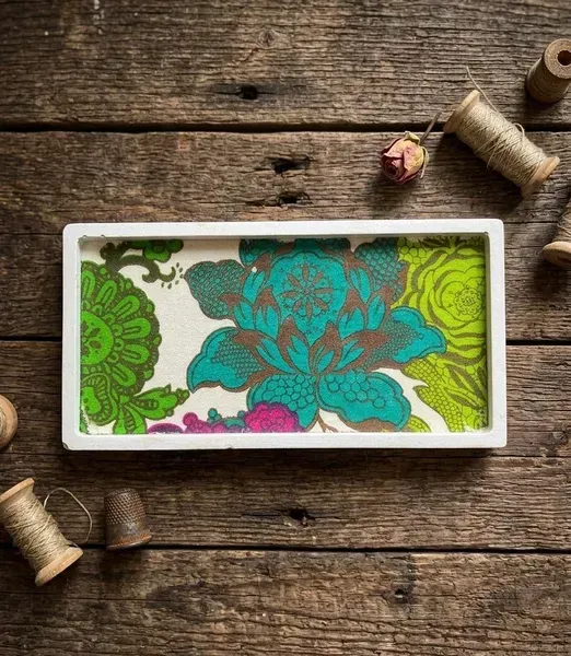 Bandeja rectangular de yeso con servilleta decorativa