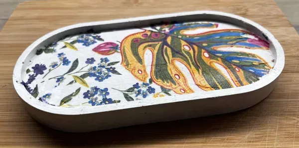 Bandeja de yeso decorada con servilleta y decoupage