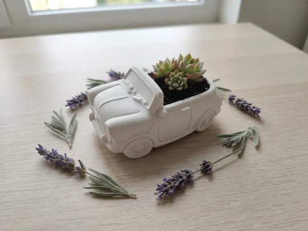 Macetero de yeso con forma de coche mini descapotable, se vende sin decorar