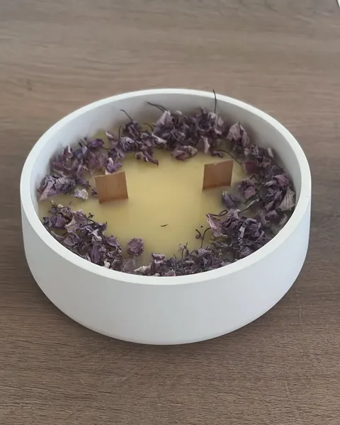 Cuenco de yeso como vela con doble mecha de madera y flores secas moradas