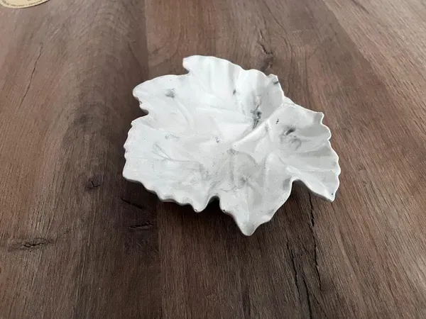 Plato de yeso en forma de hoja, acabado blanco artesanal