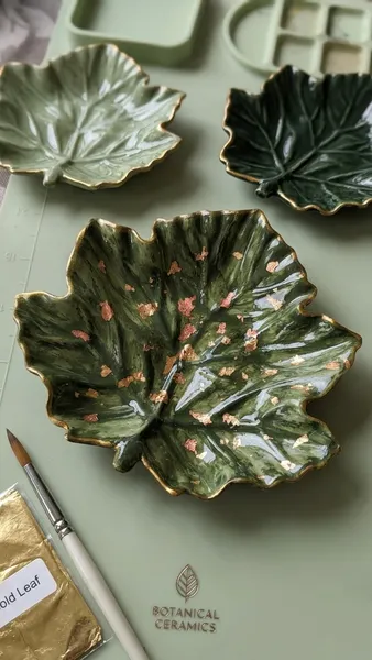 Plato de yeso en forma de hoja, acabado verde con detalle dorado