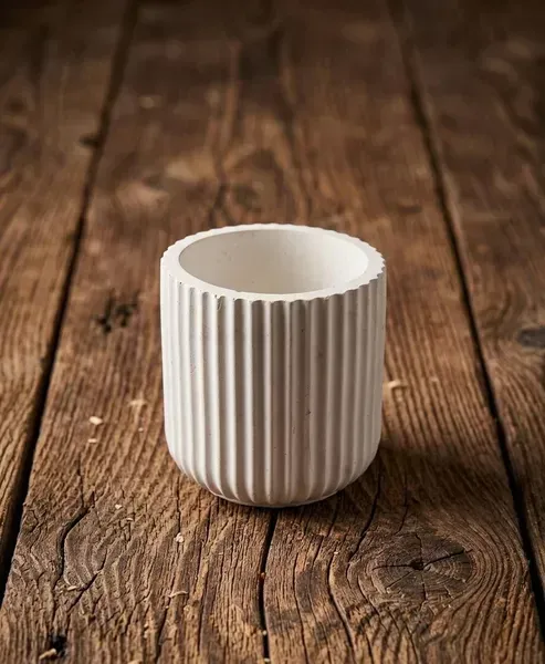 Vaso de yeso estriado con acabado artesanal