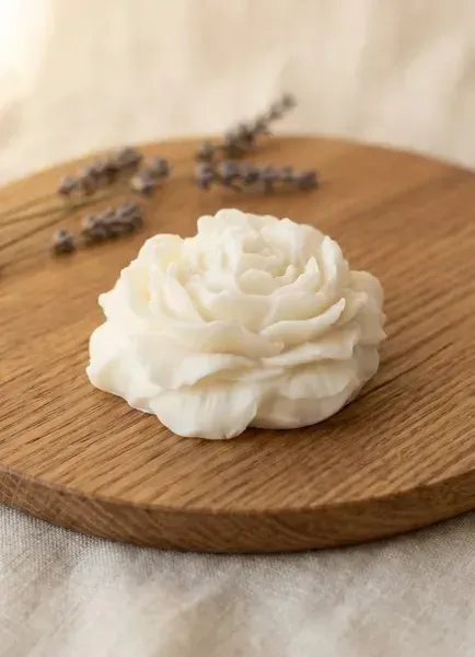 Vela de cera de soja con flor decorativa