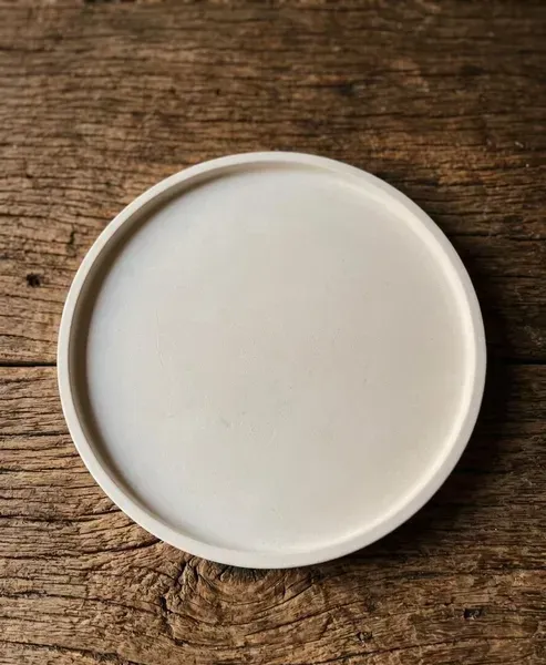 Plato de yeso blanco y sencillo