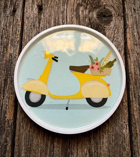 Plato de yeso decorado con diseño de moto